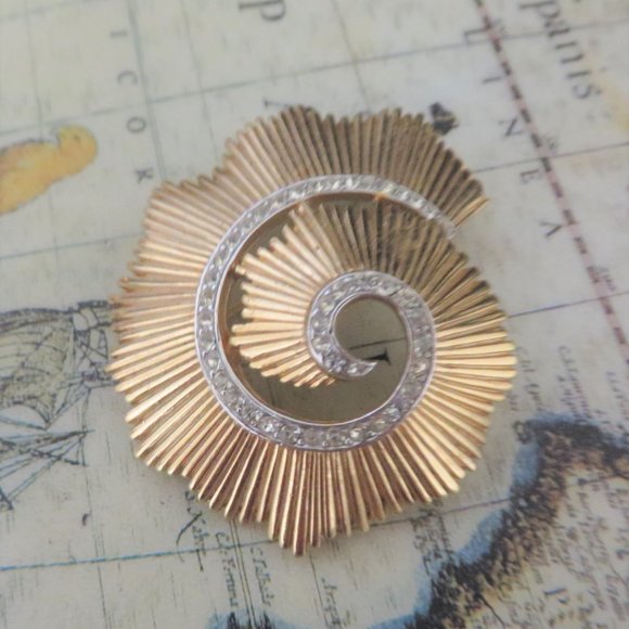 ❤️1950's CROWN TRIFARI Swirl Gold-Tone with Rhinestone Brooch Pin - Picture 1 of 4